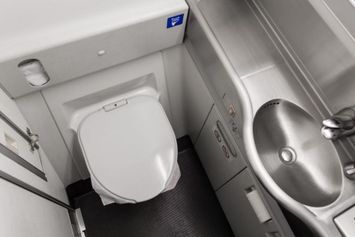 Saat Buang Air di Dalam Pesawat, Ke Mana Kotoran Itu Pergi?