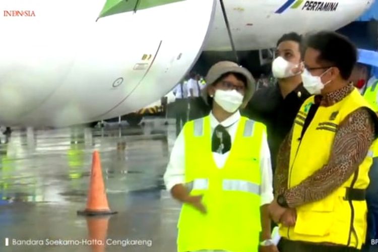 
Health Minister Budi Gunadi Sadikin and Foreign Minister Retno Marsudi see the arrival of 1.8 million doses of the Covid-19 Vaccine, Sinovac at Soekarno-Hatta Airport, Cengkareng on Thursday (31/12/2020) (Foto: Muchlis Jr - Biro Pers Sekretariat Presiden)