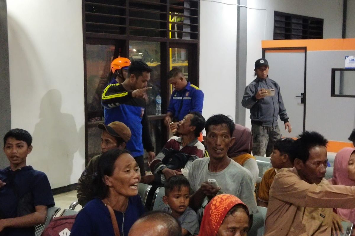 Foto: Para penumpang selamat sedang dievakuasi di Pelabuhan Jangkar Kabupaten Situbondo Provinsi Jawa Timur pada Minggu (8/12/2024).