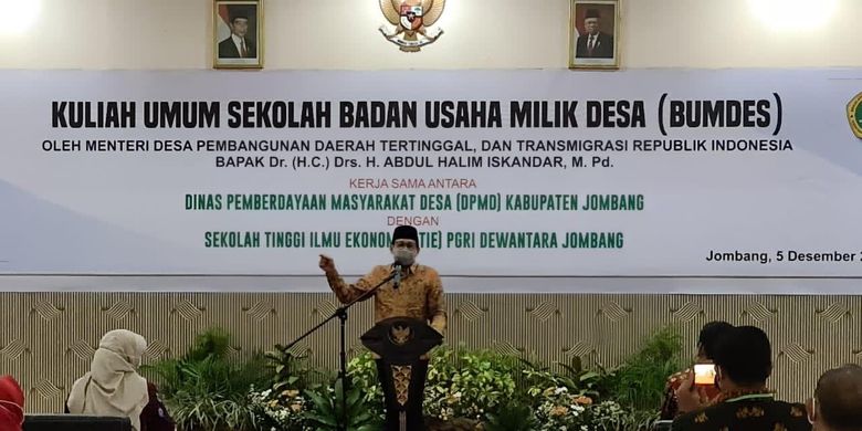 Gus Menteri saat memberikan kuliah umum sekolah Badan Usaha Milik Desa (BUMDes) di Gedung Serbaguna STIE PGRI Dewantara, Jombang, Sabtu (05/12/2020).
