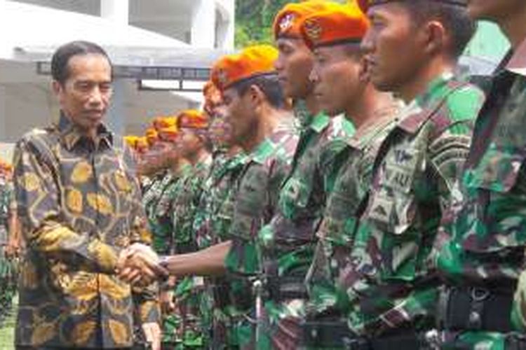Preaiden Joko Widodo menyalami personel TNI AU usai apel bersama TNI tiga matra di Mabes TNI AD, Senin (7/11/2016).