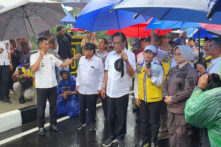 Gubernur DIY Sri Sultan HB X (payung biru) memantau jembatan Kedung Kandang di Nglanggeran, Patuk, Gunungkidul. Kamis (18/1/2024)