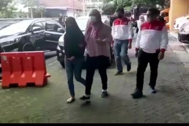 Tangkapan layar video saat tersangka S tiba di Polda DIY. S telah ditetapkan sebagai tersangka dalam kasus video setengah telanjang di Bandara Yogyakarta International Airport (YIA). (Foto tangkapan layar dari video dokumentasi Polda DIY)