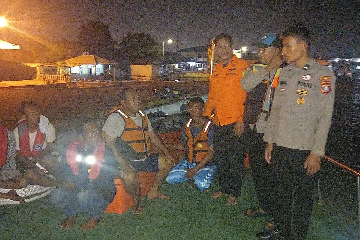 Kapal yang berisi lima orang nelayan asal Pangkalan Brandan, Kabupaten Langkat, tenggelam karena diterjang ombak saat berada di perairan Selat Malaka.