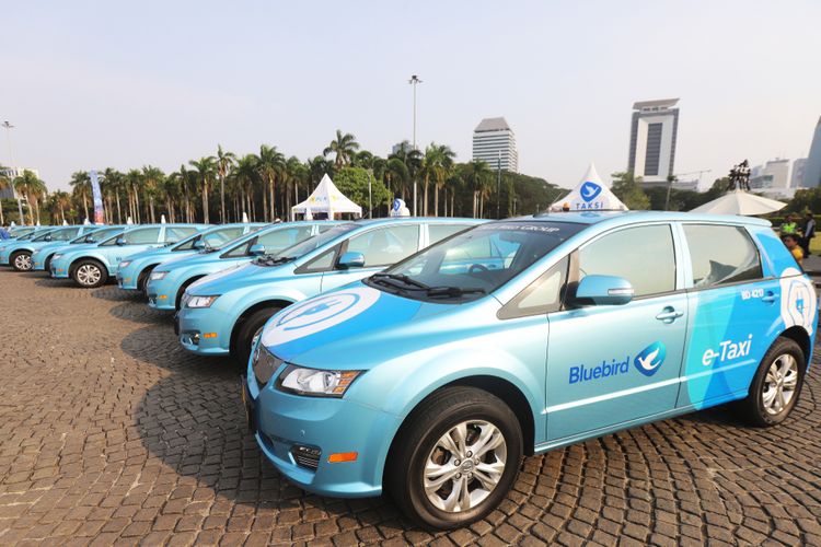 PT Blue Bird Tbk (BIRD) memperkenalkan armada taksi mobil listrik yang diberi nama e-Taxi. Ini merupakan salah satu inovasi yang digagas Blue Bird untuk membirukan langit Indonesia.