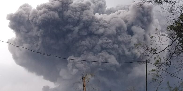 Gunung Semeru Meletus Ini Update Status Gunung Api Di Indonesia Halaman All Kompas Com