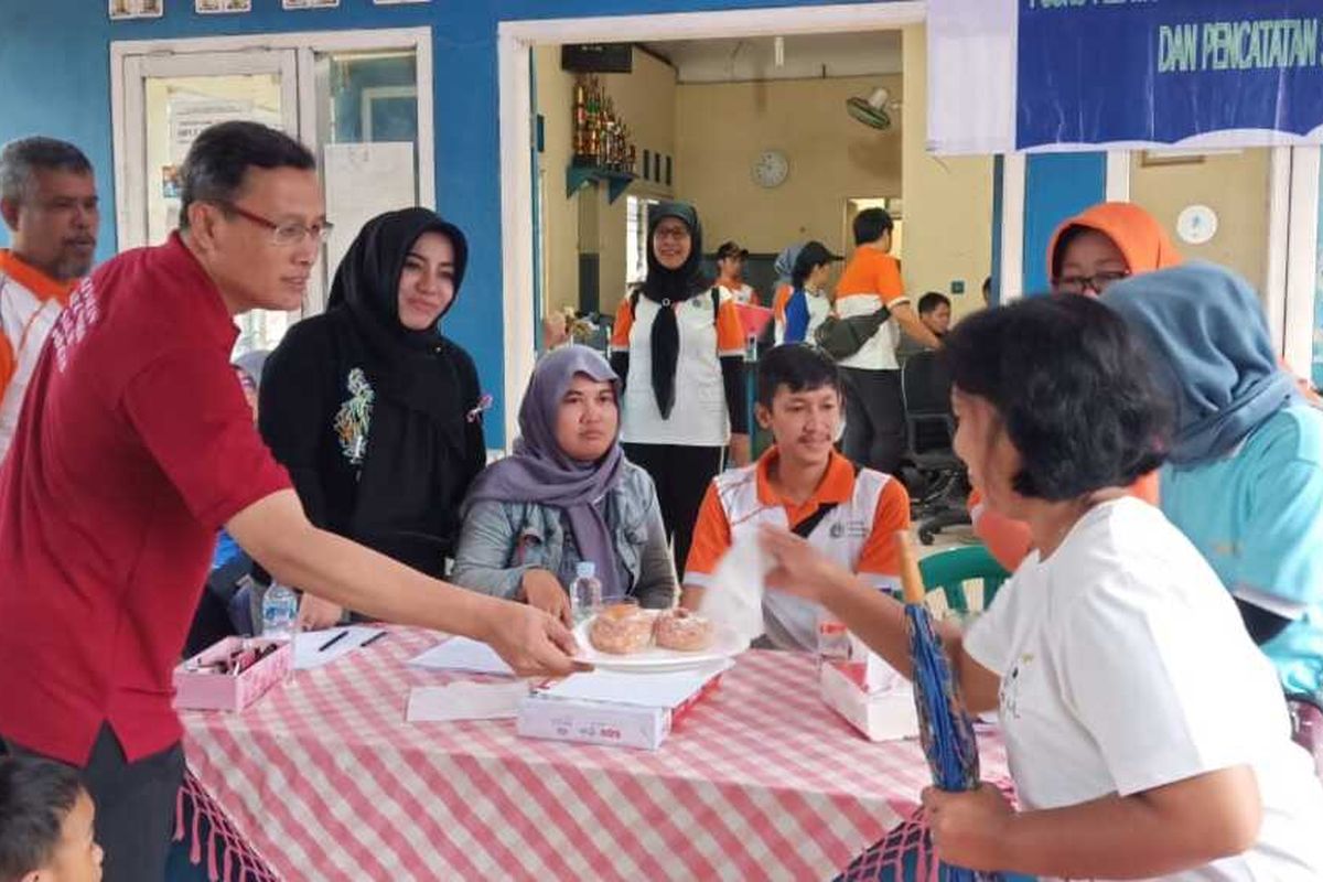 Warga memperbarui dokumen yang rusak karena banjir di Kelurahan Kebon Jeruk, Jakarta Barat