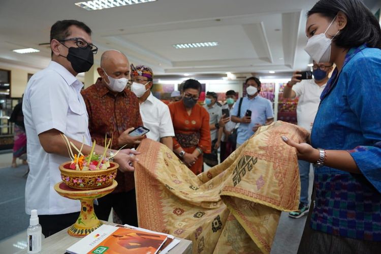 Menteri Koperasi dan Usaha Kecil Menengah (UKM), Teten Masduki mengunjungi Art Center Bali, Denpasar, Bali pada Kamis (24/3/2022).