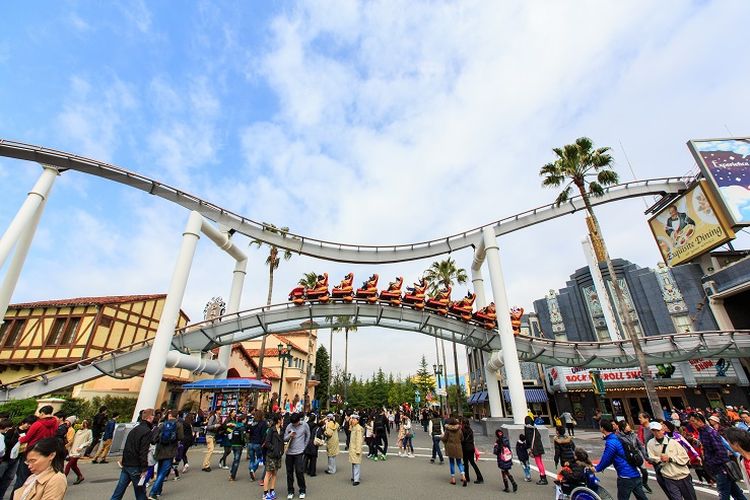 Ilustrasi roller coaster di Universal Studios Japan.