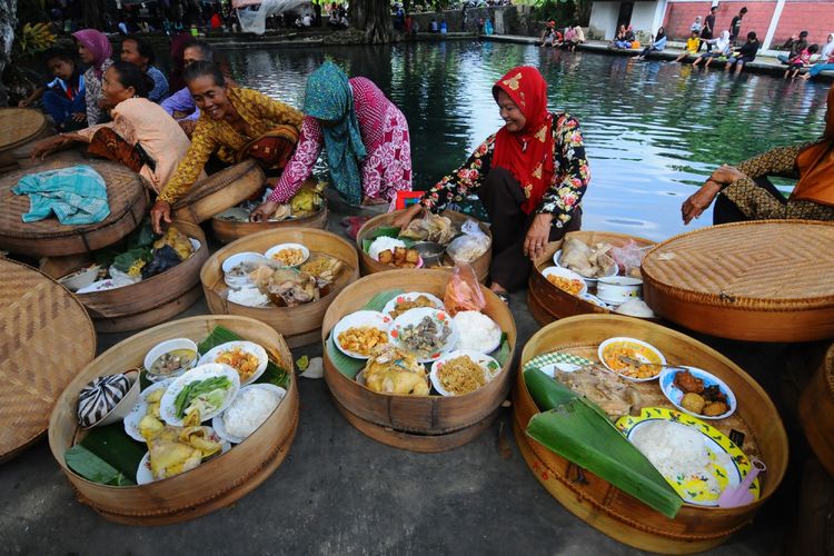 Sejumlah warga menyajikan makanan kenduri dalam tenongan saat mengikuti tradisi Kenduri Sendang Sinongko di Pokak, Ceper, Klaten, Jawa Tengah, Jumat (28/7/2017). Tradisi kenduri sendang Sinongko yang di laksanakan setelah salat Jumat atau Wage pada penanggalan Jawa itu merupakan simbol wujud syukur warga setempat atas karunia kelimpahan mata air sendang Sinongko Lanang dan Sinongko Wadon untuk pengairan pertanian diwilayah tersebut.