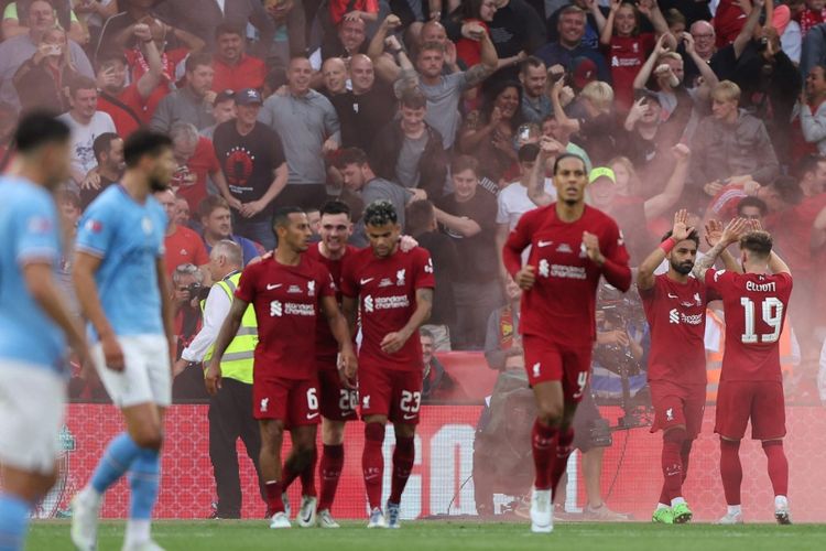 Para pemain Liverpool merayakan gol ke gawang Manchester City pada laga Community Shield Liverpool vs Man City di Stadion King Power, Leicester, pada Sabtu (30/7/2022). Liverpool akan menyambangi markas Man City pada pekan ke-29 Liga Inggris 2022-2023. Duel Man City vs Liverpool digelar di Stadion Etihad, Sabtu (1/4/2023) pukul 18.30 WIB. Artikel ini memuat jadwal Liga Inggris. 