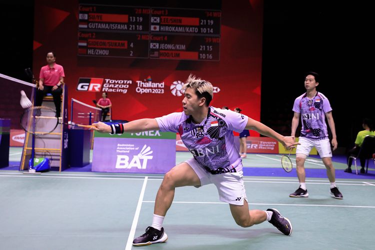 Ganda putra Indonesia, Marcus Fernaldi Gideon/Kevin Sanjaya Sukamuljo, saat bertanding melawan unggulan delapan asal China, He Ji Ting/Zhou Hao Dong, dalam babak 16 besar Thailand Open 2023 di Indoor Stadium Huamark, Bangkok, Thailand pada Kamis (1/6/2023).