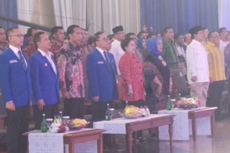 Presiden Joko Widodo dan Ketua Umum PDI Perjuangan Megawati Soekarnoputri menghadiri Rapat Kerja Nasional Partai Amanat Nasional di Jakarta, Rabu (6/5/2015) malam. Keduanya duduk mengapit Ketua Umum PAN Zulkifli Hasan 