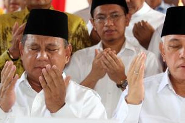 Bakal capres Prabowo Subianto dan bakal cawapres Hatta Rajasa berdoa usai penandatanganan kesepakatan dari koalisi partai pendukung di Rumah Polonia, Jakarta, Selasa (20/5/2014). Pasangan yang diusung Partai Gerindra tersebut juga didukung oleh PKS, PPP, Golkar, PAN, dan PBB.