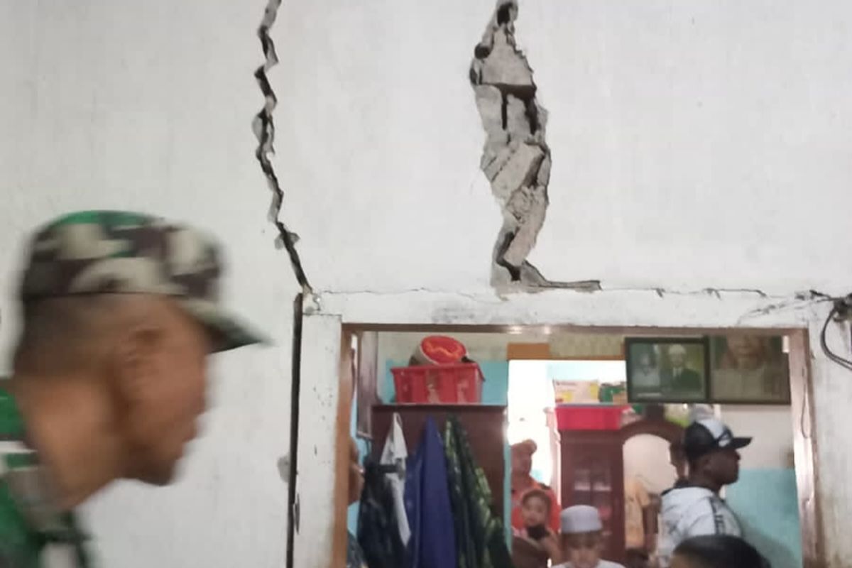 Salah satu rumah warga yang rusak akibat gempa bumi yang berpusat di Lumajang. 