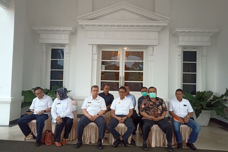 Gubernur Sumbar Irwan Prayitno didampingi pejabat lainnya memberikan keterangan pers terkait perkembangan corona di Sumbar, Rabu (18/3/2020) di Padang
