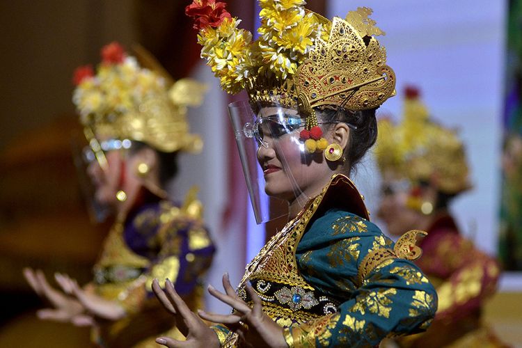 Balinese dancers wearing face shields in their performance as part of the effort to follow the health protocols in public places. 