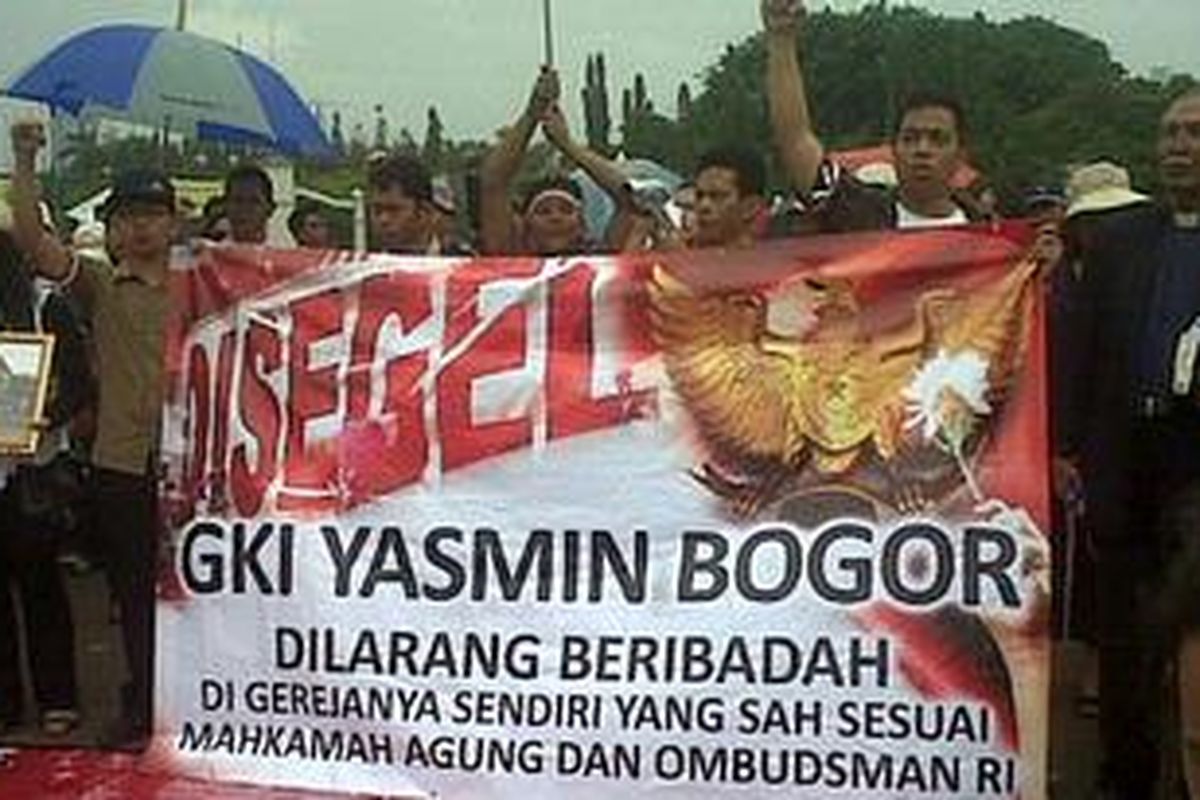 Jemaat GKI Yasmin saat menggelar aksi keprihatinan atas penyegelan gereja, dan intimidasi saat akan beribadat, Minggu (29/1/2012), di depan Istana Negara, Jakarta.