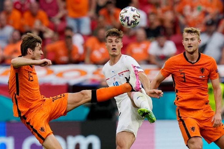 Patrik Schick (tengah) berduel dengan Marten de Roon (kiri) dan Matthijs de Ligt (kanan) pada laga 16 besar Euro 2020 yang mempertemukan Belanda vs Ceko di Puskas Arena, Minggu (27/6/2021).