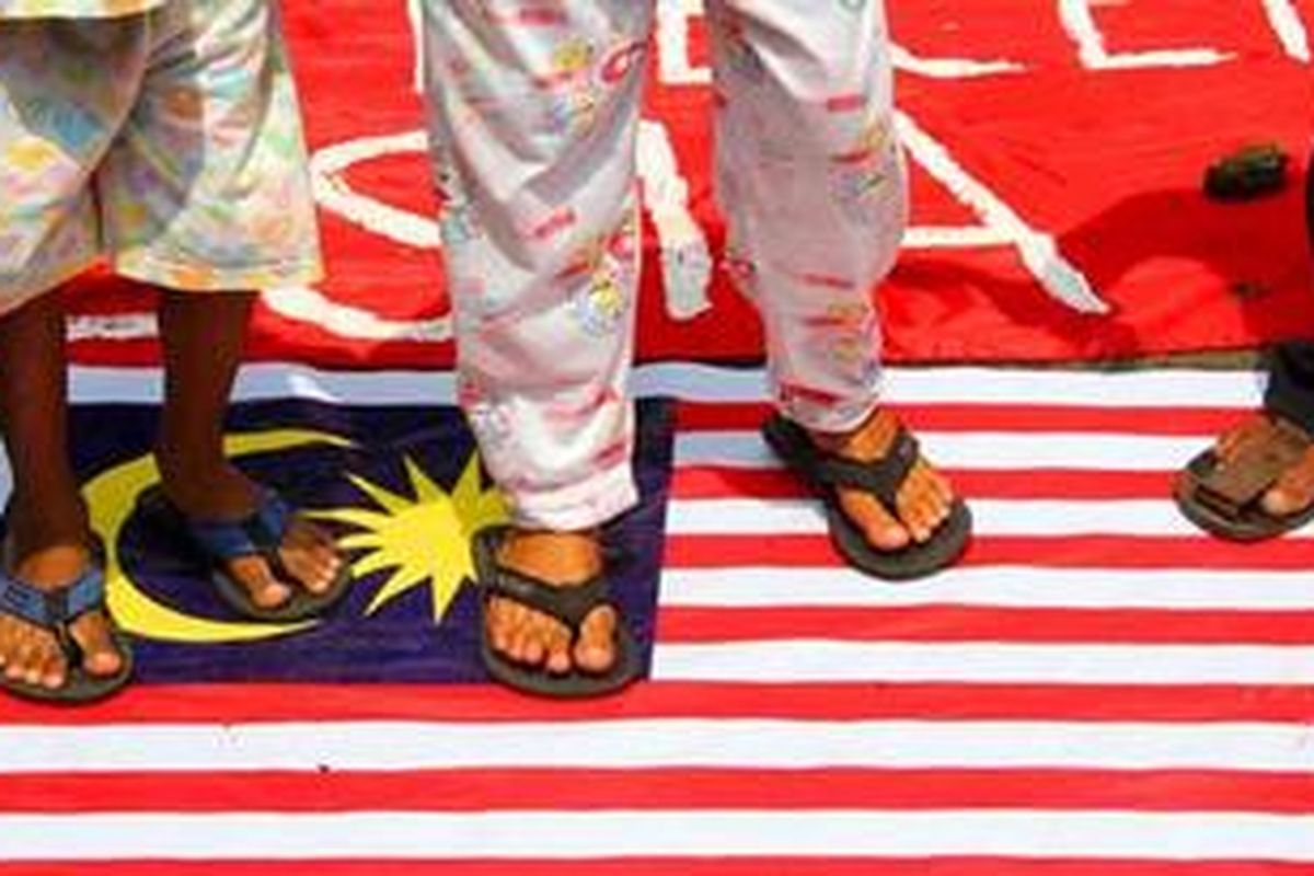 Benteng Demokrasi Rakyat Indonesia (Bendera) melakukan aksi bakar bendera Malaysia di Sekretariat Bendera, Jalan Diponegoro Jakarta, Selasa (17/8/2010). Pembakaran bendera Malaysia sebagai bentuk protes keras terhadap Malaysia yang melakukan penangkapan terhadap tiga petugas Kementerian Kelautan dan Perikanan (KKP) Indonesia.