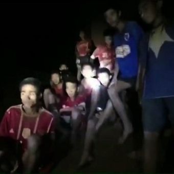 Tim sepak bola remaja di Thailand yang terdiri dari 12 remaja dan seorang pelatih ditemukan di dalam goa setelah terjebak sejak 23 Juni 2018. (AFP/AL Thailand)