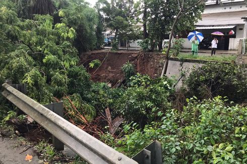 Hujan Deras di Depok, Dua Pekarangan Rumah Rusak Akibat Longsor