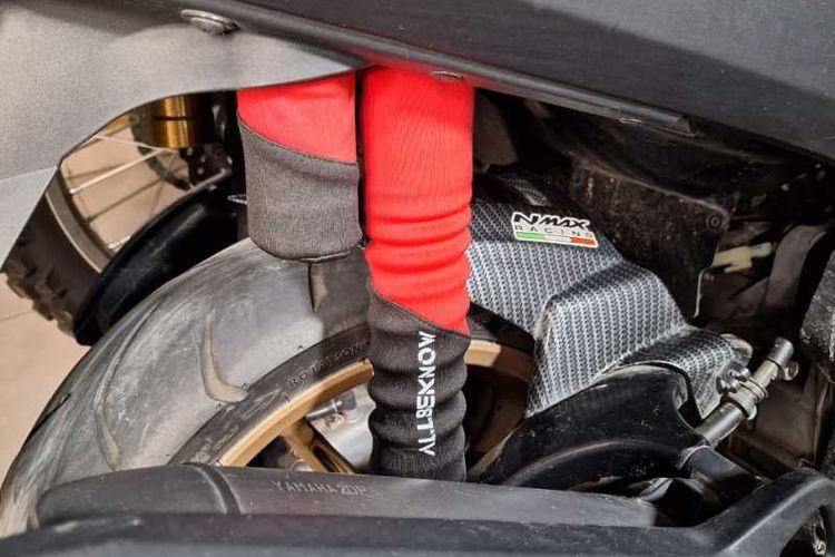 Ilustrasi sarung atau cover sokbreker motor matik