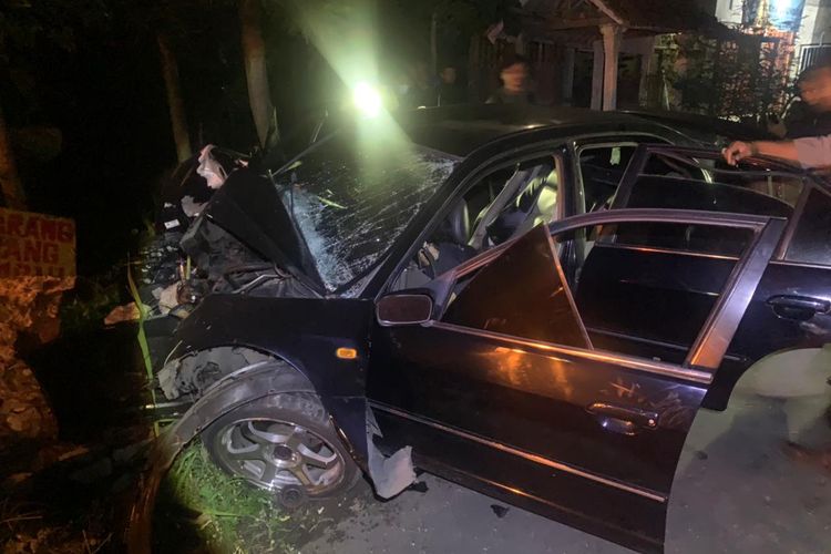 Tiga orang tewas dan dua luka-luka setelah mobil honda Civic menabrak beton pembatas jembatan jalan di ruas jalan  jurusan Pagotan - Dagangan tepatnya di Desa Sewulan, Kecamatan Dagangan, Kabupaten Madiun, Jawa Timur, Rabu (15/6/2022).