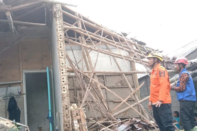 Petugas Penanggulangan Bencana Kecamatan (P2BK) mengecek rumah ambruk di Desa Cibunarjaya, Kecamatan Ciambar, Sukabumi, Jawa Barat, Kamis (8/12/2022).