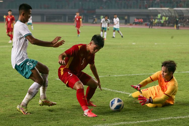 Pemain Timnas U19 Indonesia, Karang Rudianto berebut bola melawan pemain Vietnam, Dang Tuan Phong pada laga perdana Grup A Piala AFF U19 2022 di Stadion Patriot Candrabhaga, Bekasi, Jawa Barat, Sabtu (2/7/2022) malam WIB. Kedua tim bermain imbang tanpa gol.