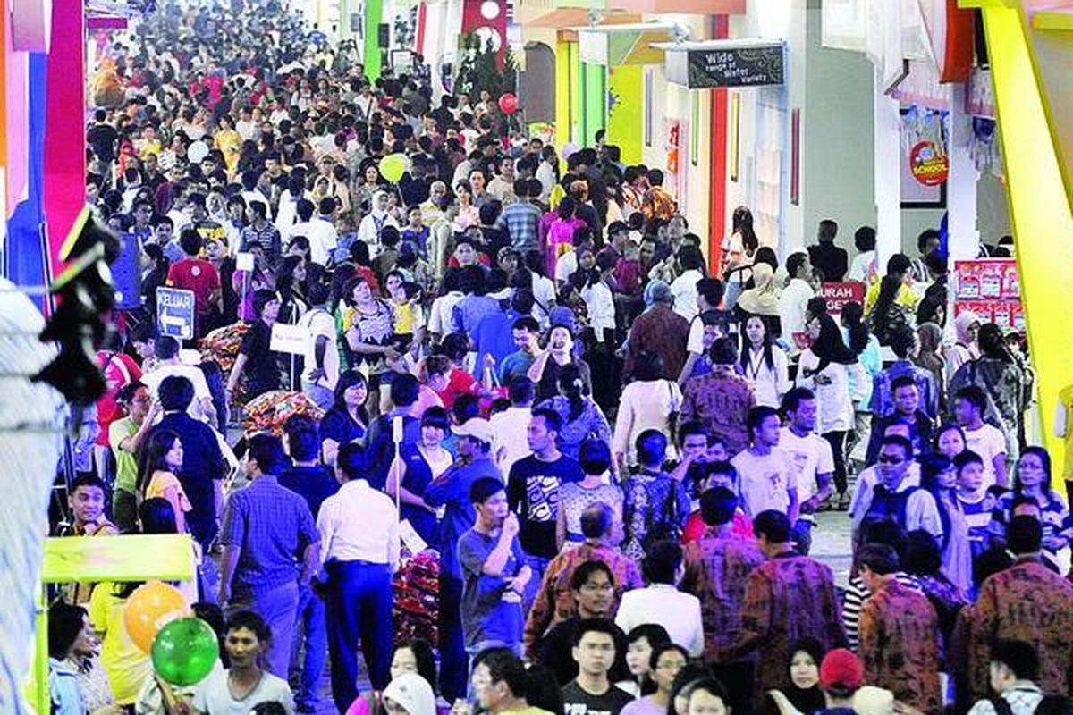 Ribuan pengunjung memadati arena pameran Jakarta Fair 2011 yang dibuka Presiden Susilo Bambang Yudhoyono di Kemayoran, Jakarta, Kamis (9/6). Jakarta Fair 2011 digelar sebagai rangkaian peringatan HUT Ke-484 Jakarta dan akan berlangsung sampai 10 Juli 2011.