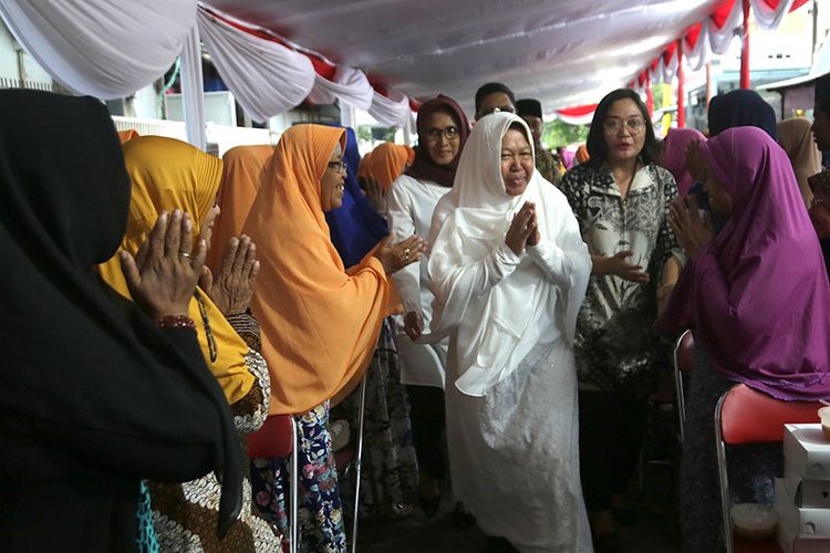 Wali Kota Surabaya Tri Rismaharini bersama jajarannya menggelar buka puasa bersama dengan warga eks lokalisasi Dupak Bangunsari, Surabaya, Jumat (10/5/2019).