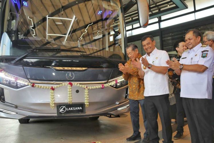 Gubernur Jawa Tengah, Ahmad Luthfi melepas ekspor bus perdana dari Karoseri Laksana Kabupaten Semarang ke Sri Lanka pada Rabu, (2/7/2025).