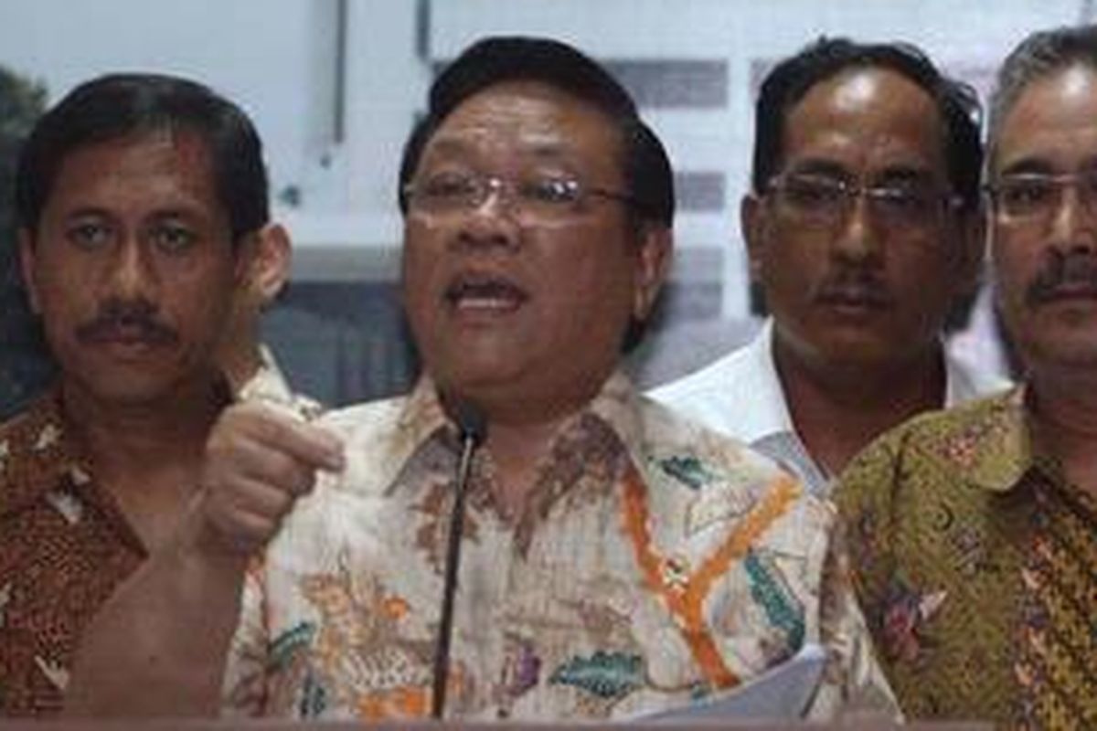 Pejabat Sementara Menpora, Agung Laksono (tengah).