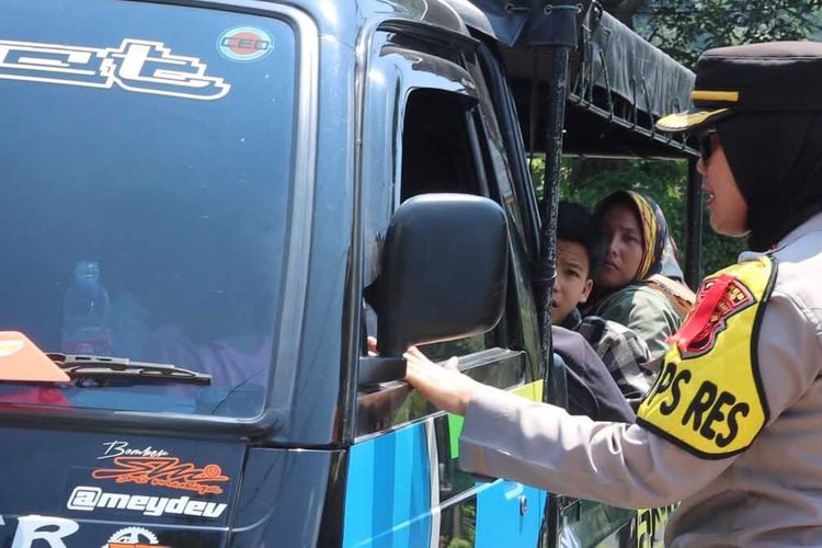 Kapolres Subang AKBP Sumarni saat memperingati warga yang berwisata menggunakan mobil bak terbuka, Selasa (25/4/2023).