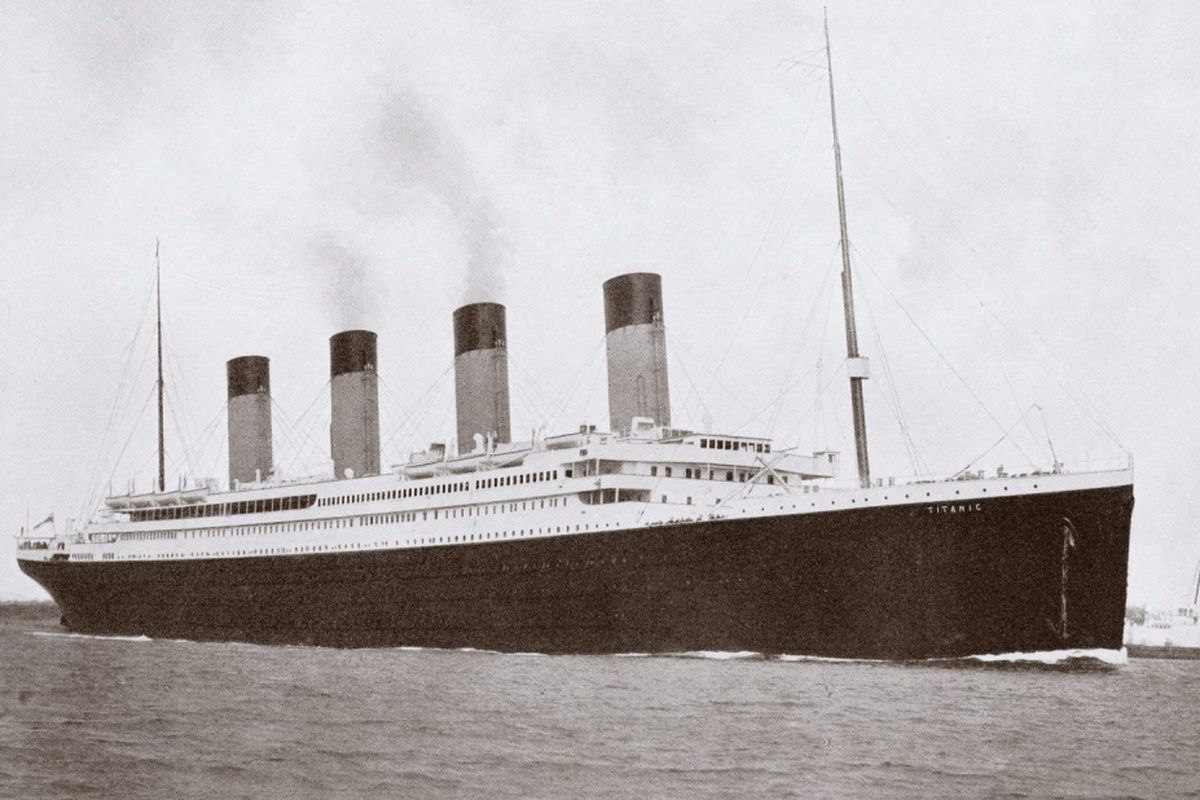 Kapal Ttitanic tenggelam 1912 di Samudera Atlantik. 