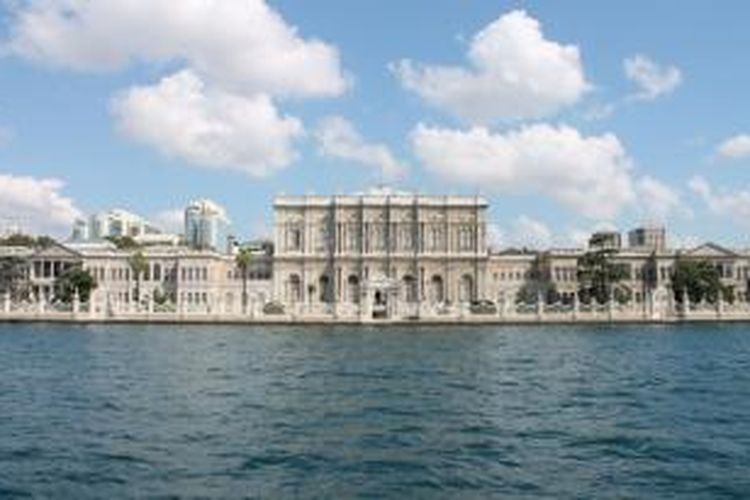 Istana Dolmabahce, Istanbul dilihat dari Selat Bosporus.
