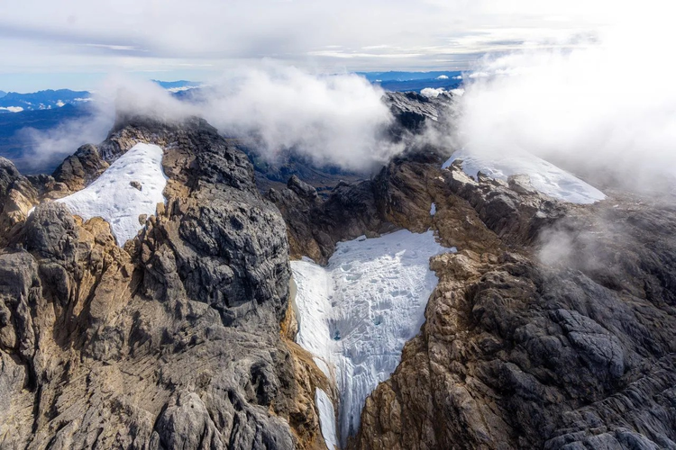 Peneliti Denmark Perlihatkan Mulai Hilangnya Es di Puncak Jaya Papua