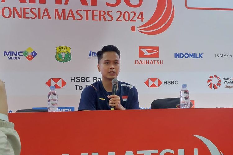Anthony Sinisuka Ginting saat menjawab pertanyaan media dalam konferensi pers usai pertandingan melawan Leong Jun Hao (Malaysia) pada babak 16 besar Indonesia Masters 2024 di Istora Senayan, Jakarta, Kamis (25/1/2024). 