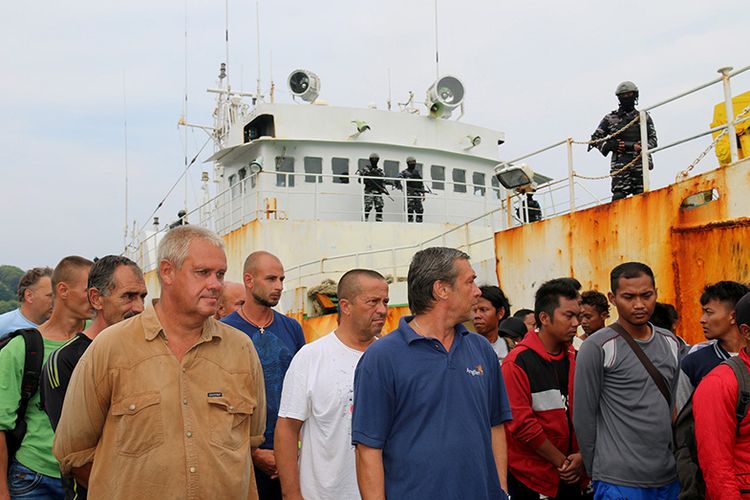 Kapal berbendera Togo, Afrika, yang telah menjadi buronan Interpol akhirnya ditangkap di Aceh. Dari 30 orang anak buah kapal (ABK) atau kru kapal itu, 2 orang merupakan warga negara Australia, 8 Rusia, dan 20 warga Indonesia. Foto diambil Sabtu (07/04/18).