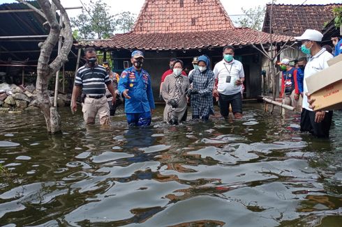 Risma Kunjungi Korban Banjir Demak Bawa Makanan dan Selimut, Warga: Saya Tak Tahu Itu Menteri