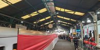 HUT RI di Stasiun Yogyakarta: Bendera 25 Meter, Tarian Tradisional, hingga Lomba untuk Penumpang