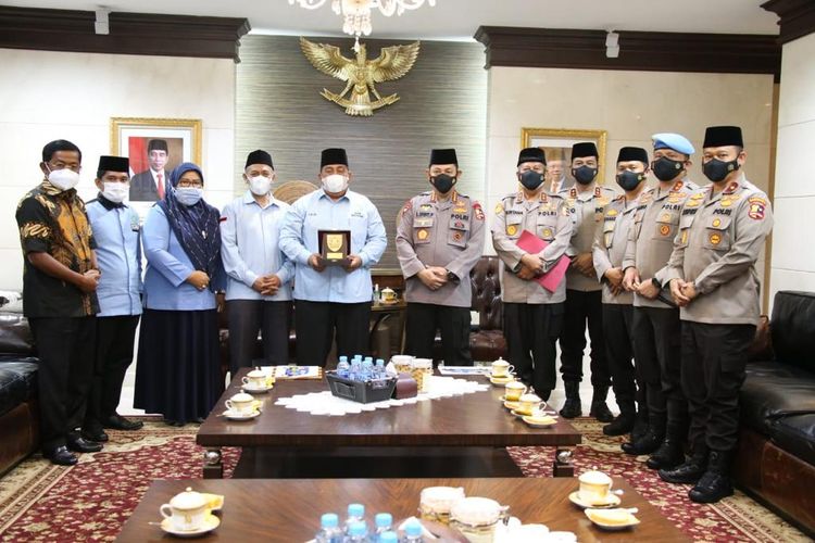 Kapolri Jenderal Listyo Sigit Prabowo menerima kunjungan Badan Komunikasi Pemuda Remaja Masjid Indonesia (BKPRMI) di Mabes Polri, Jakarta, Senin (22/3/2021).