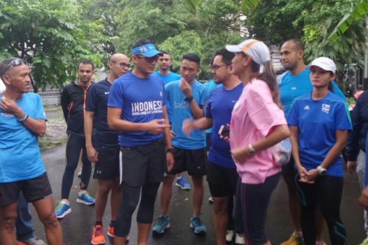 Calon wakil gubernur DKI Jakarta Sandiaga Uno lari pagi bersama Jakarta Berlari sebelum mencoblos, Rabu (15/2/2017). 
