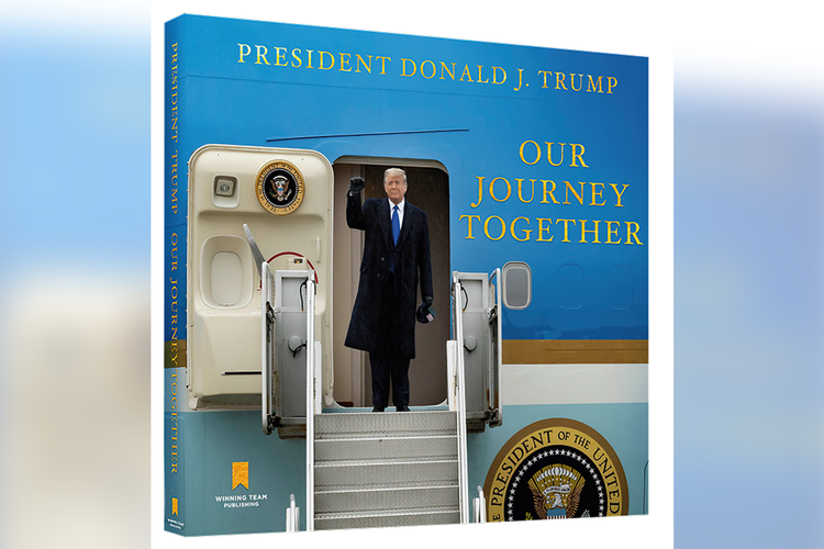 Buku Donald Trump Our Journey Together berisi kumpulan gambar momen jayanya di Gedung Putih. [45books.com Via Fox News]