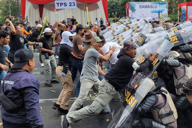 Simulasi sistem pengamanan kota di kompleks Alun-alun Purwokerto, Kabupaten Banyumas, Jawa Tengah, Senin (25/9/2023).