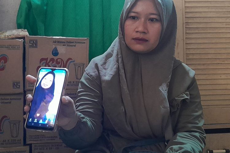 Foto: Ibu korban Rina saat ditemui pada Kamis (30/10/2025).