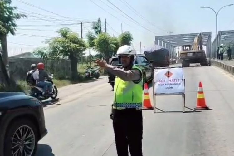 Petugas kepolisian sedang mengatur lalulintas menuju Jembatan Sungai Babon, Kota Semarang, Jawa Tengah (Jateng). Selasa (7/5/2024).