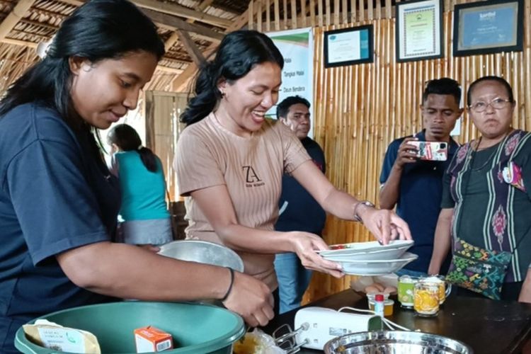 Proses pembuatan tart sorgum di Dapur Bunda Sorgum di Waiotan, Desa Pajinian, Kecamatan Adonara Barat, Kabupaten Flores Timur, Nusa Tenggara Timur (NTT), Selasa (20/6/2023).