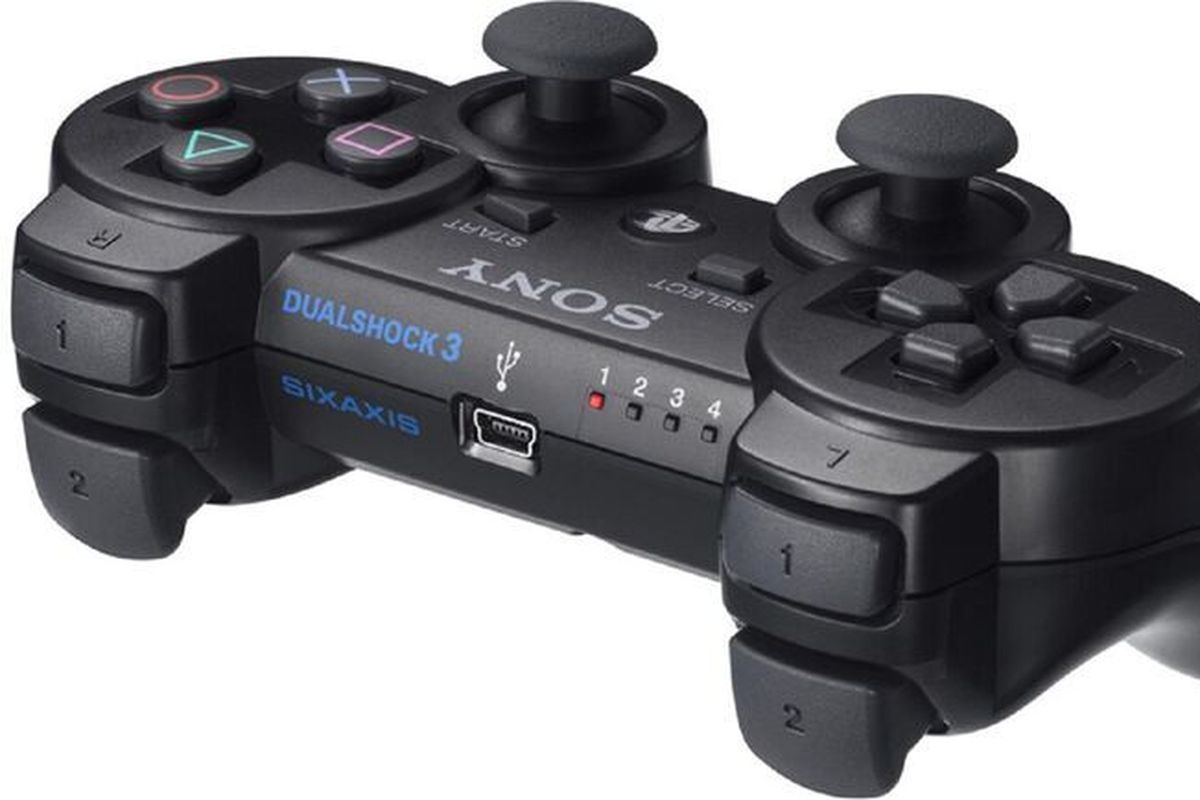 Sony PlayStation 3 menggunakan controller Dual Shock 3. Controller ini menjadi joystick pertama Sony yang memaksimalkan koneksi bluetooth.